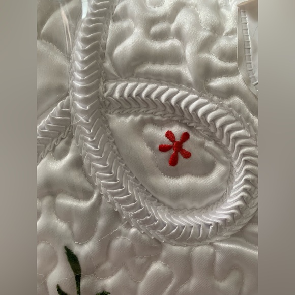 New Red Roses White Satin Embroidered Quilted Bedspread Full Double - Picture 12 of 16